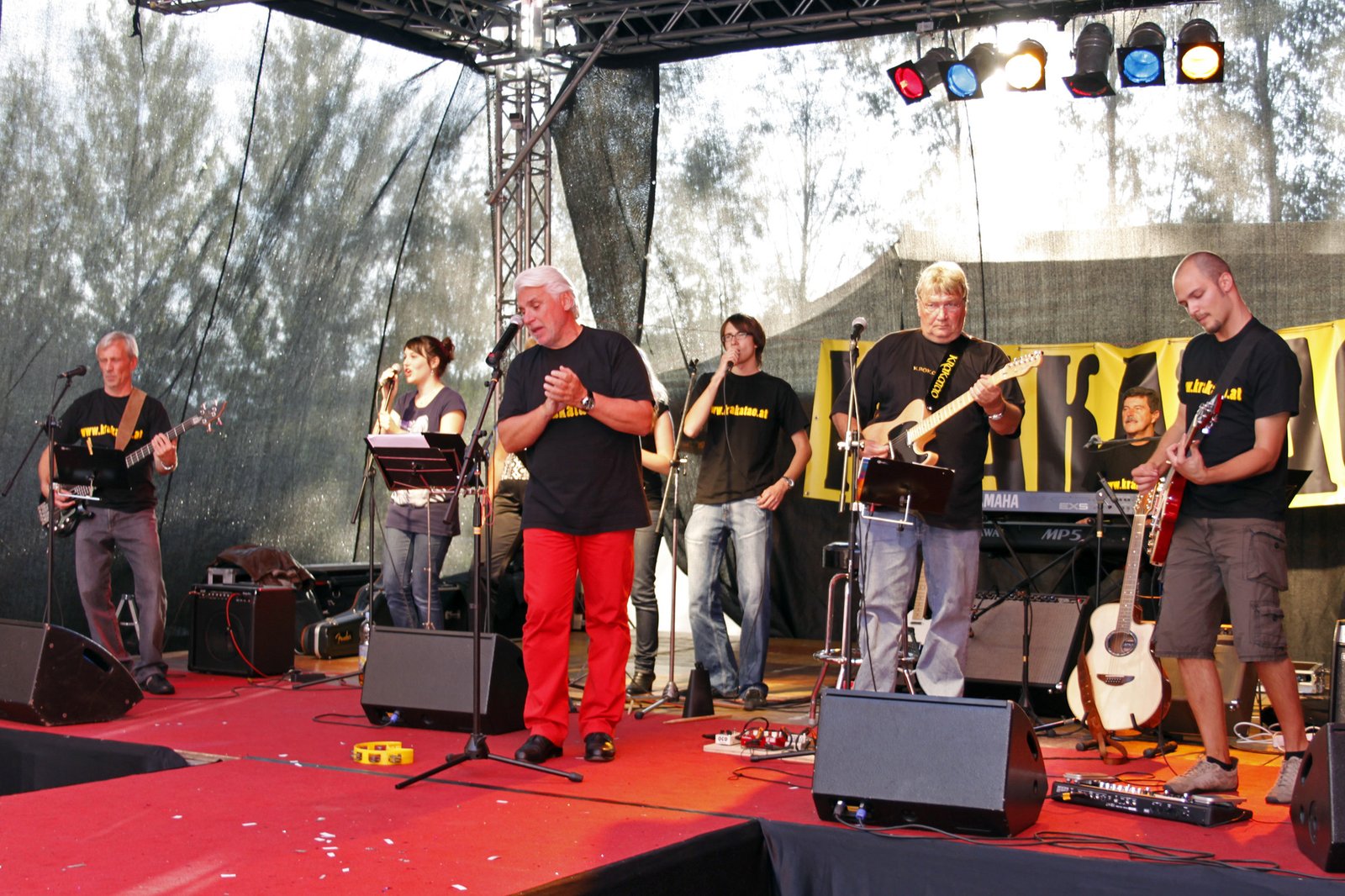Freiluftbühne mit rotem Teppich und Banner