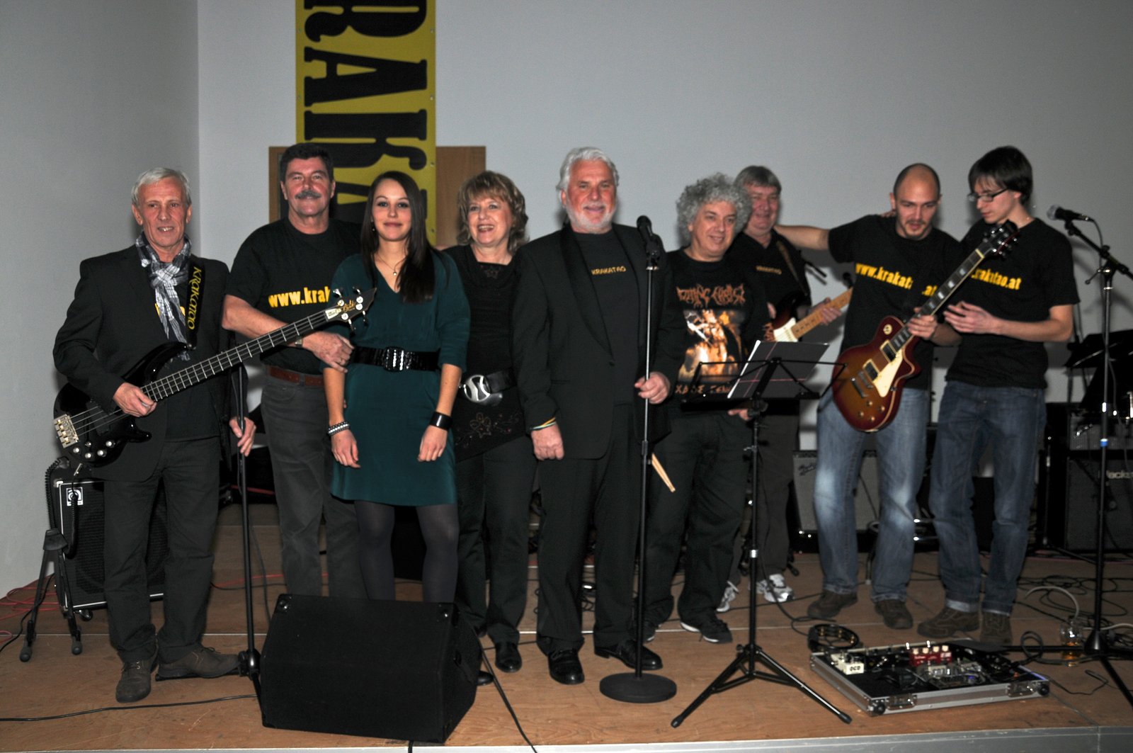 Gruppenbild der ganzen Band nach dem Konzert