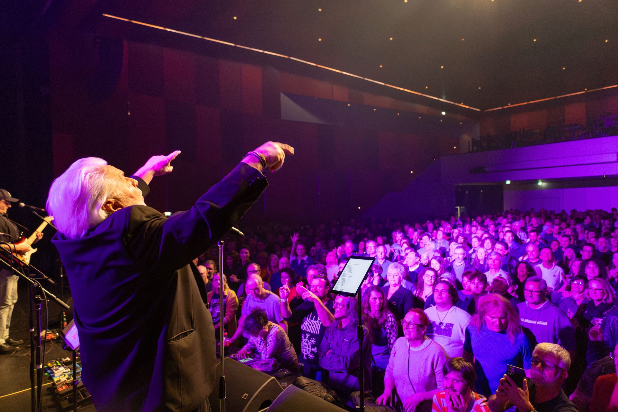 Krakatao live – Sänger vor vollem Saal